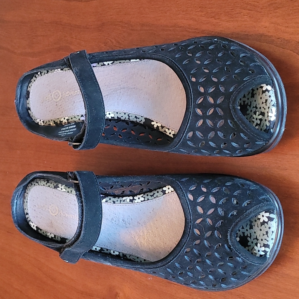 JBU Black suede Mary Janes, Open Toe, Wedge Heel with Daisy design, Size 11M NIB